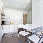 Bright Center, 10m From Subway, 6 Rooms, Up To 20 Ppl Dom wakacyjny Lizbona