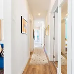 Dom wakacyjny Bright Center, 10m From Subway, 6 Rooms, Up To 20 Ppl Lizbona