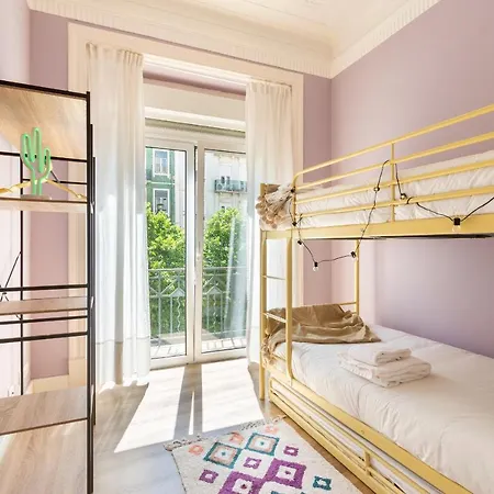 Bright Center, 10m From Subway, 6 Rooms, Up To 20 Ppl Nyaraló