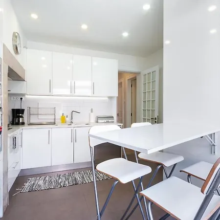 Bright Center, 10m From Subway, 6 Rooms, Up To 20 Ppl Nyaraló Lisboa