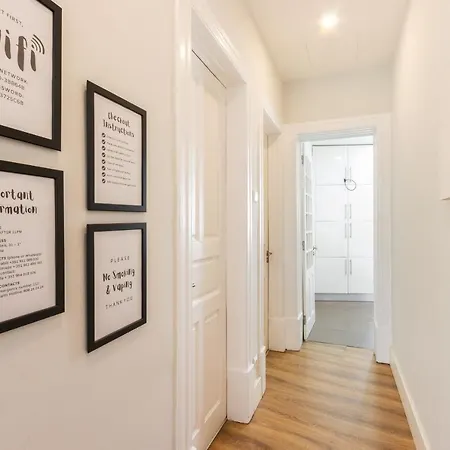 Nyaraló Bright Center, 10m From Subway, 6 Rooms, Up To 20 Ppl *