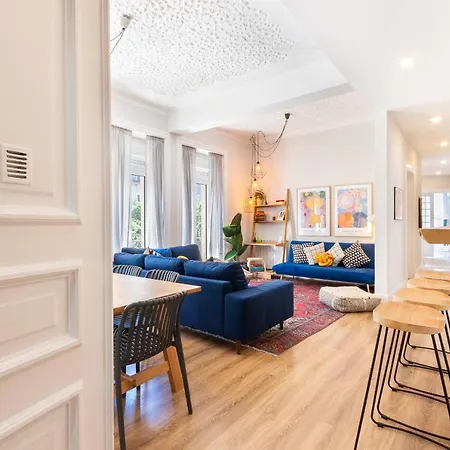 Bright Center, 10m From Subway, 6 Rooms, Up To 20 Ppl *