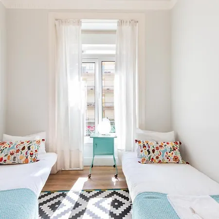 Bright Center, 10m From Subway, 6 Rooms, Up To 20 Ppl *