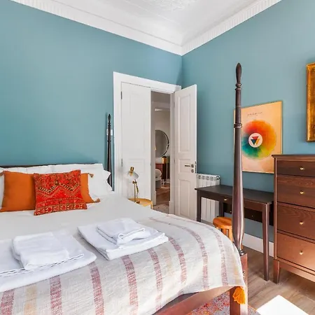 Bright Center, 10m From Subway, 6 Rooms, Up To 20 Ppl