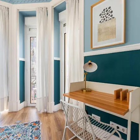 Bright Center, 10m From Subway, 6 Rooms, Up To 20 Ppl