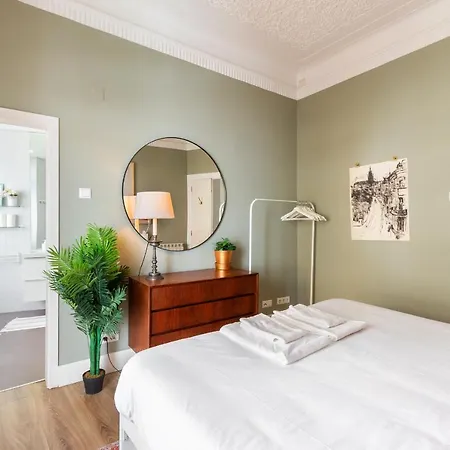 Bright Center, 10m From Subway, 6 Rooms, Up To 20 Ppl