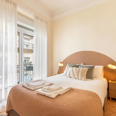 Bright Center, 10m From Subway, 6 Rooms, Up To 20 Ppl